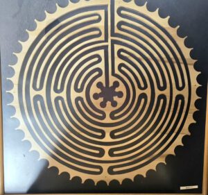Geometrisches Labyrinth im Zahnrad, Kunstdruck