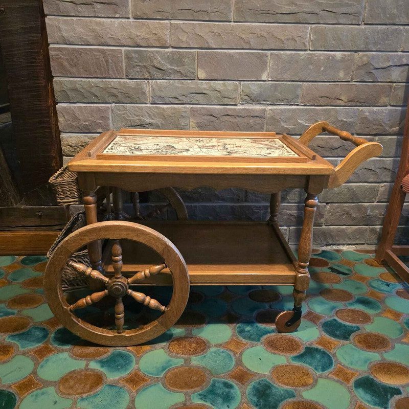 Vintage Barwagen mit Weltkarten-Fliesen