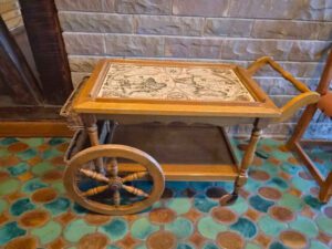 Vintage Barwagen mit Weltkarten-Fliesen