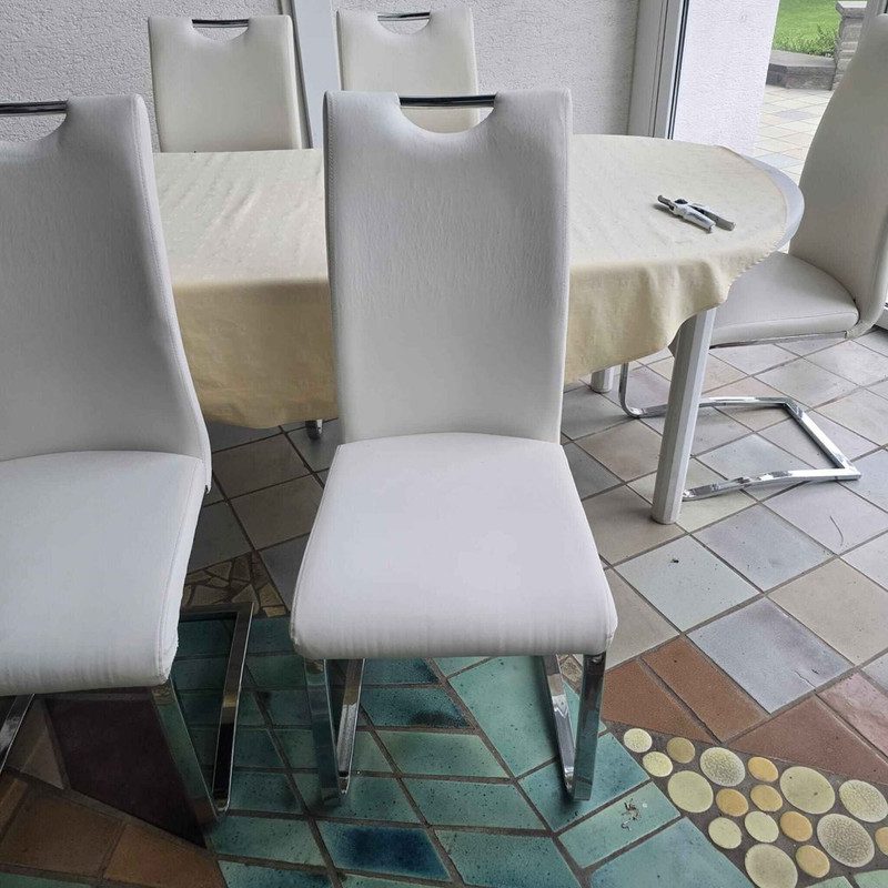 Stuehle und Tisch Set weiss