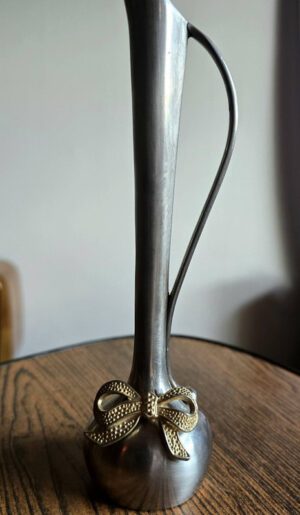 Silberfarbene Mini-Vase mit Schleifenmotiv