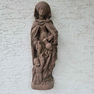 Drei Wandfiguren in Steinoptik