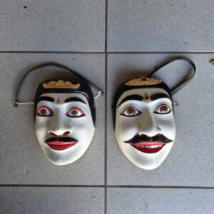 Zwei Holzmasken Indonesien Stil